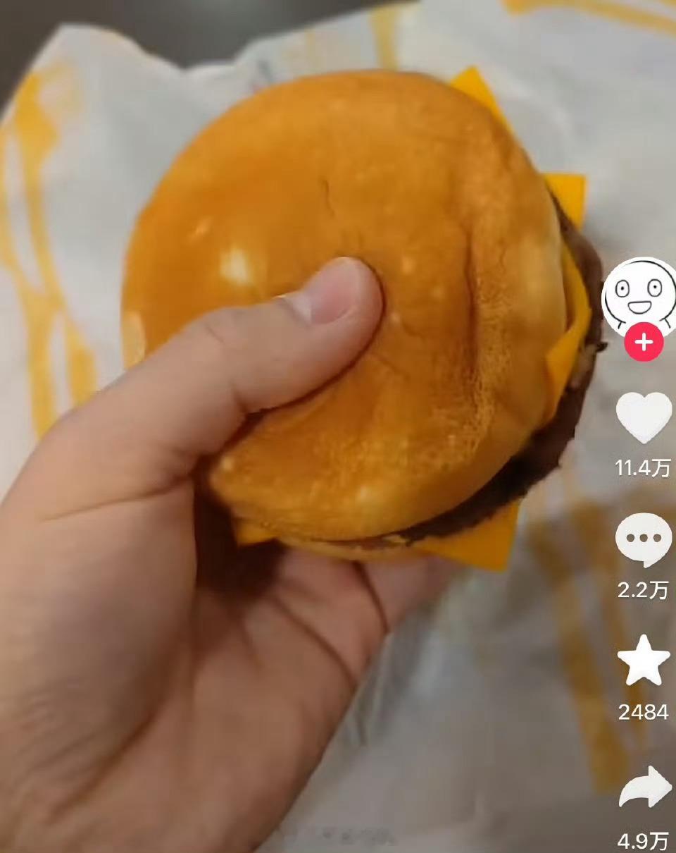 麦当劳汉堡缩小比例能感觉到麦当劳的汉堡确实不大，尤其双吉，捏在手里一点点 