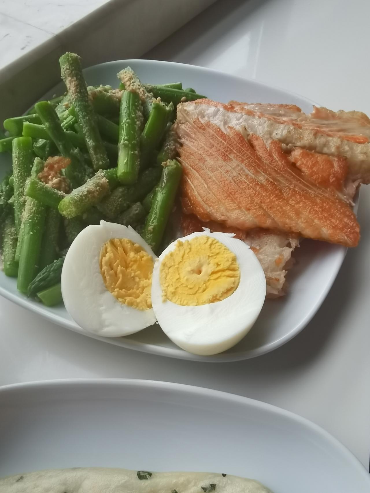 今日早餐

芦笋脆嫩，三文鱼骨煎得焦香，白煮蛋刚刚好，两片葱油年糕软糯。咖啡兑上