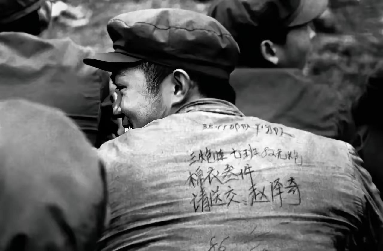 1984年4月，在老山前线的誓师大会上，22岁的战士赵泽奇正背对着镜头微笑，谁能
