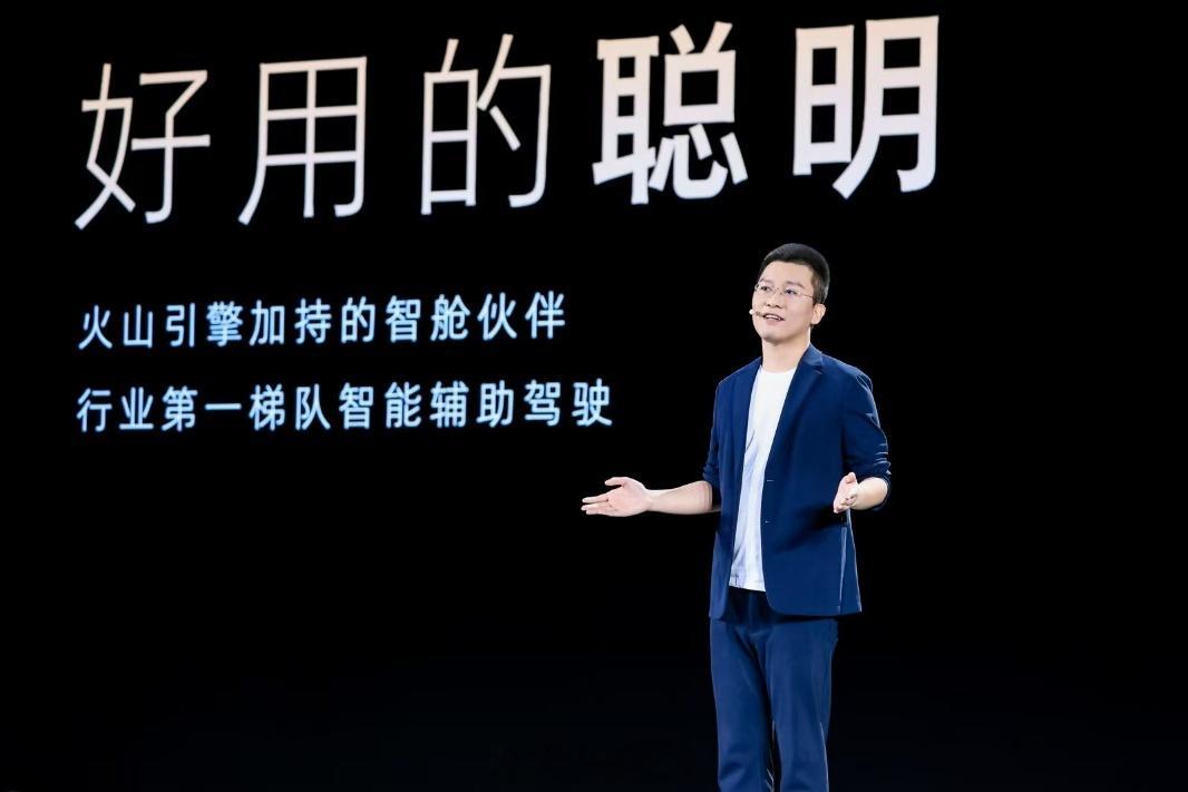 车界的ai新品牌来了告别外挂拼接，从底层重构智能内核。全球首个AI原生汽车序列登