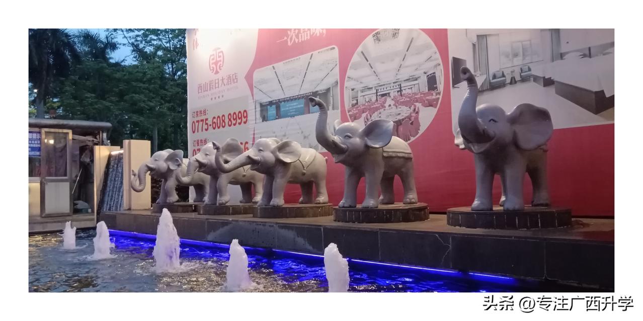 昨晚出去散步，走到一个酒店门口，看到这么多小石像，感觉怪可爱的。