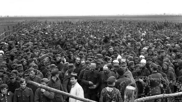 1944年，57000名德国战俘在莫斯科街头进行游街，为避免意外发生，苏军决定对