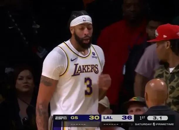 湖人展示内线优势，不停进攻勇士内线，结果浓眉被打伤了。
第一，湖人首节比赛，浓眉