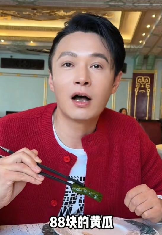 演员郑国霖在上海和平饭店吃饭时，看到一份凉拌黄瓜要88元，他问服务员：“这个和普