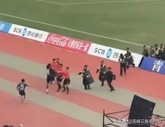 一记飞踹腿禁赛五年，这回看你能否长一长记性！
还记得去年那场火爆全国川超比赛吗？