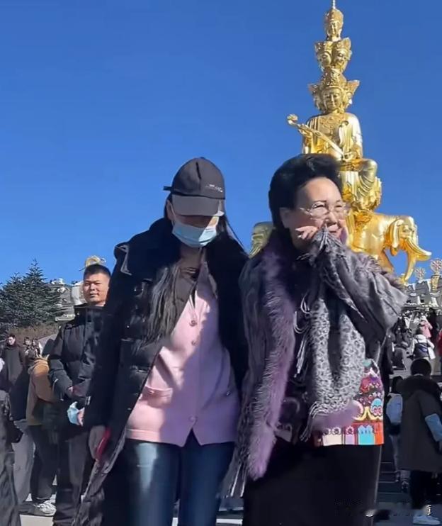 伊能静与婆婆峨眉山拜佛，秦昊也曾出现在四川金鼎。

伊能静与婆婆的关系一直很好，