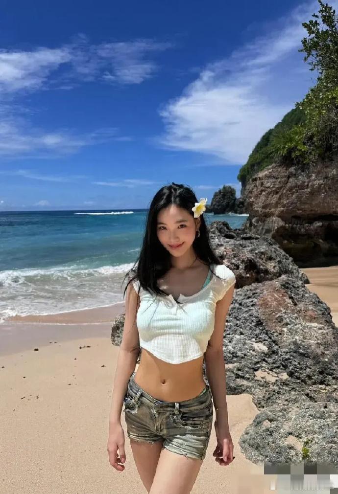 同是未成年小孩，看看小S女儿，这哪里还有小孩样，再看看陆毅女儿，差距不止一点点…