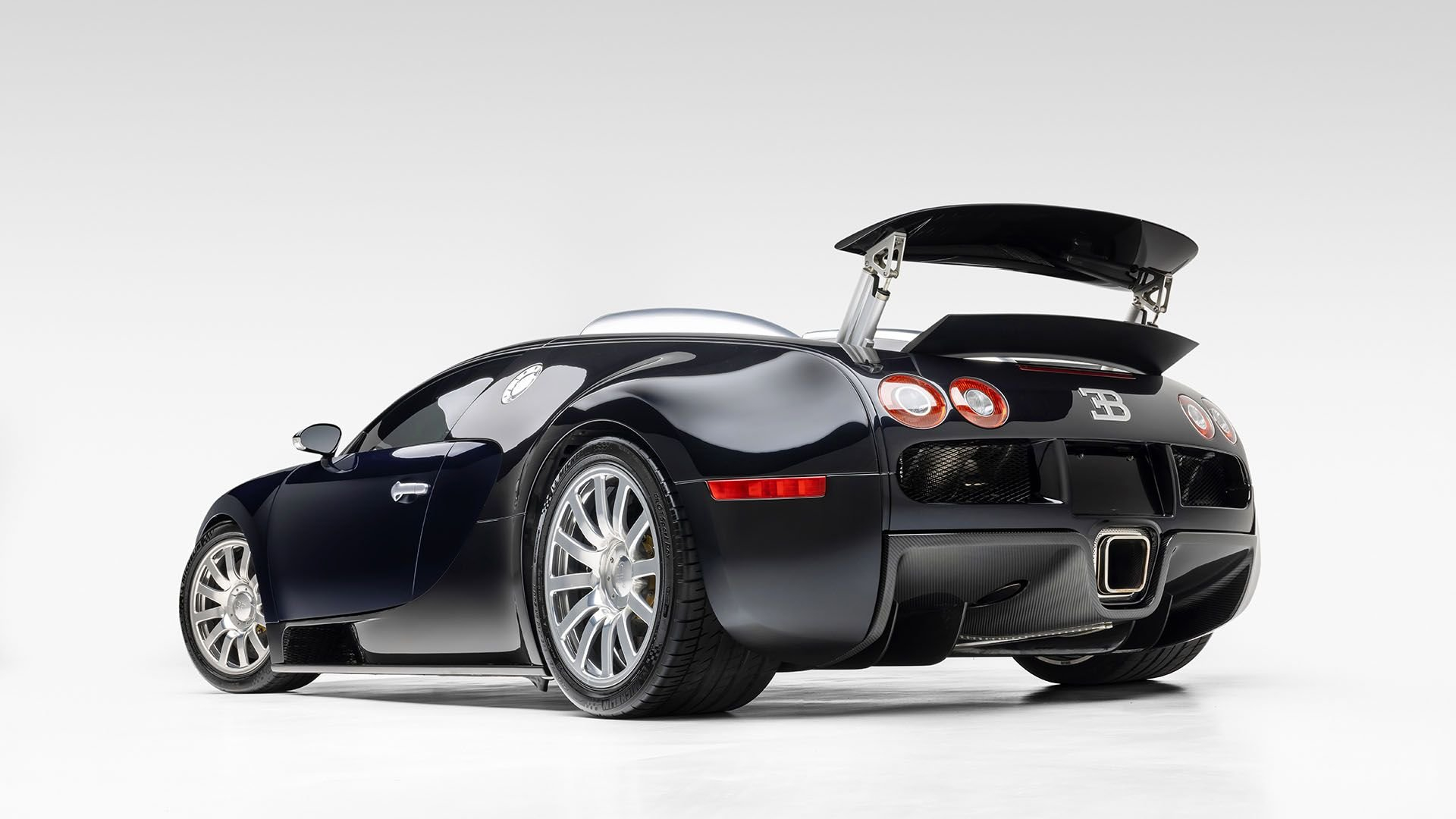 Veyron 16.4单出排气，Veyron Super Sport双出排气，C