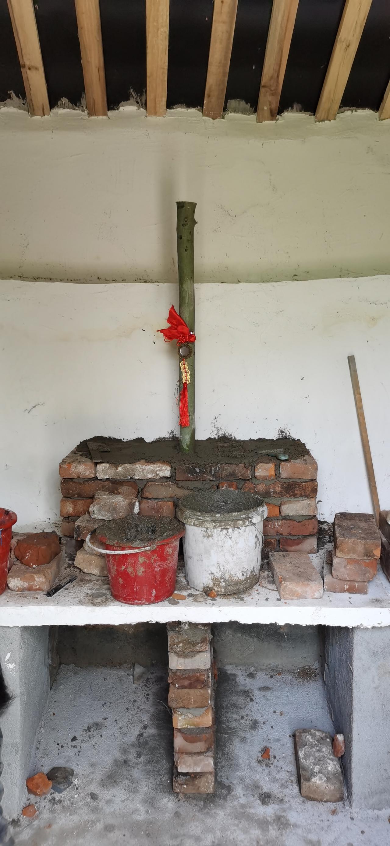 这是火神爷泥塑造像的“垒台、栽桩、装脏”环节，结合传统文化、五行与火神神职，每一