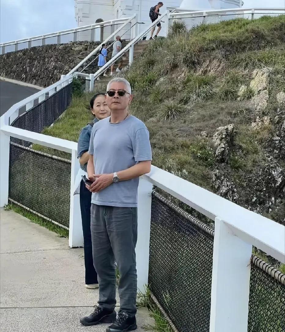 巫刚和陈谨虽无一纸婚书，却相濡以沫，历经22年，相互陪伴，携手同行，真是幸福啊！