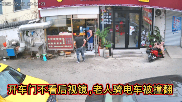 黑衣男子是个热心肠，这种情况下确实不要立刻想着去扶，可能造成二次伤害，奥迪肇事司