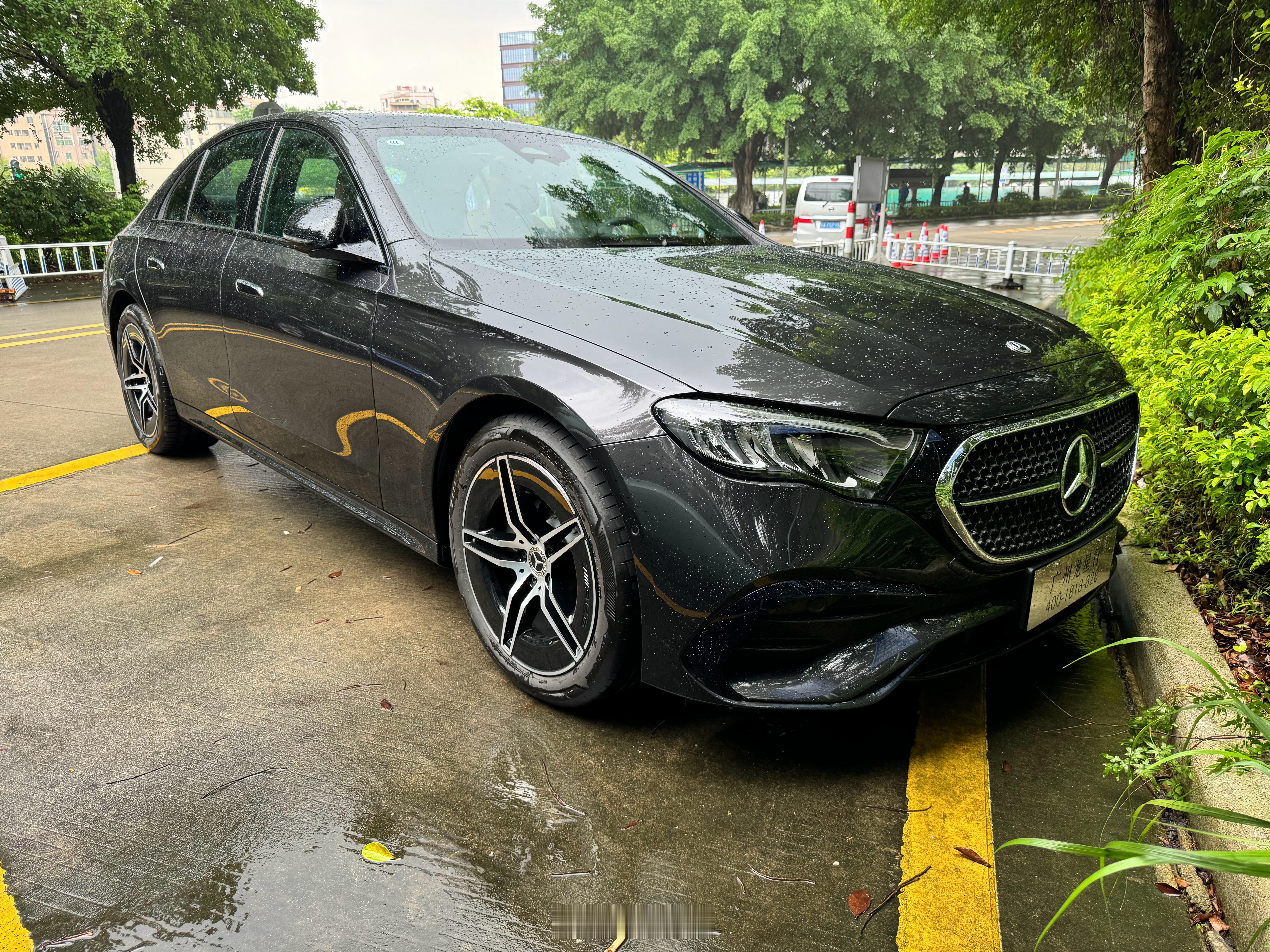 石墨灰E260，不带L！进口原汁原味的标轴，小尾翼，AMG五幅轮，真滴帅啊[色]