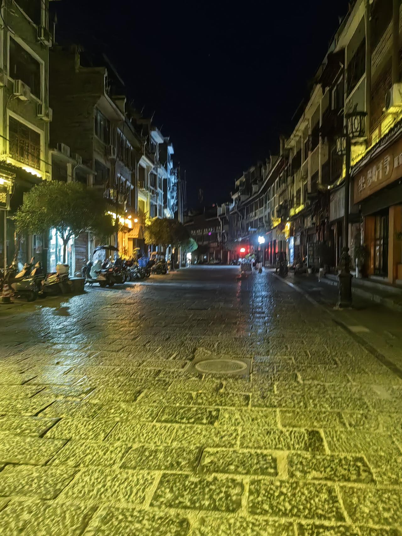 古镇街头，安静致远，早闻鸡鸣，实为少见了，人生不争，大道坦然。自评。