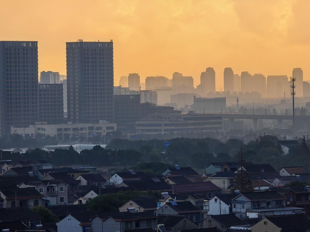 今晨
两望
一边是东
一边是西
一边是人间市井稠
一边是苍茫青山寂
一边阳光和煦