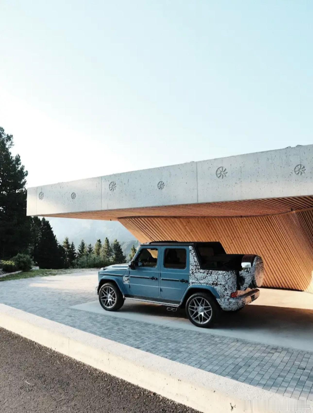 AMG G 63敞篷款马上就发布了，主打社交圈顶级名片，目测国内轻松超过300万