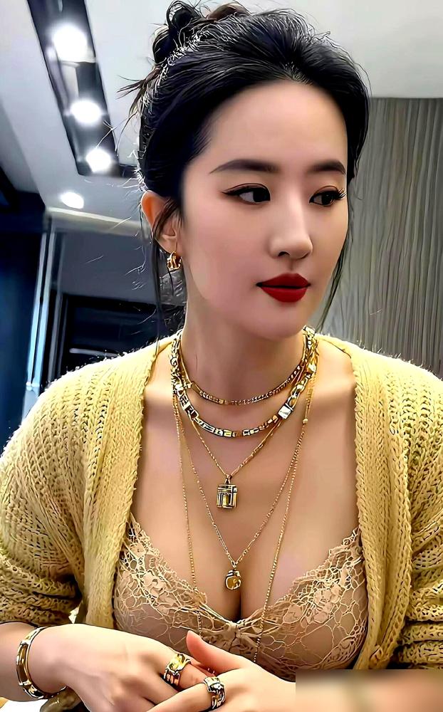 刘亦菲这盘棋太大了，整整800天不进组，顶级高奢却排着队上门送钱。
 
你看看同