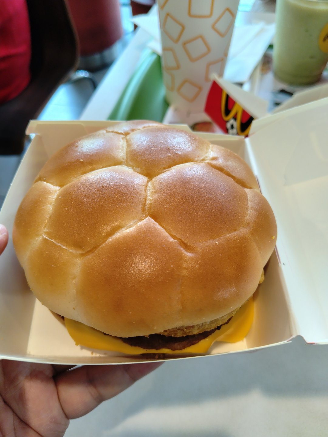 是足球汉堡也是汉堡，麦当劳新品我来尝尝看如何，毕竟也是mcd美股股东，哈哈 