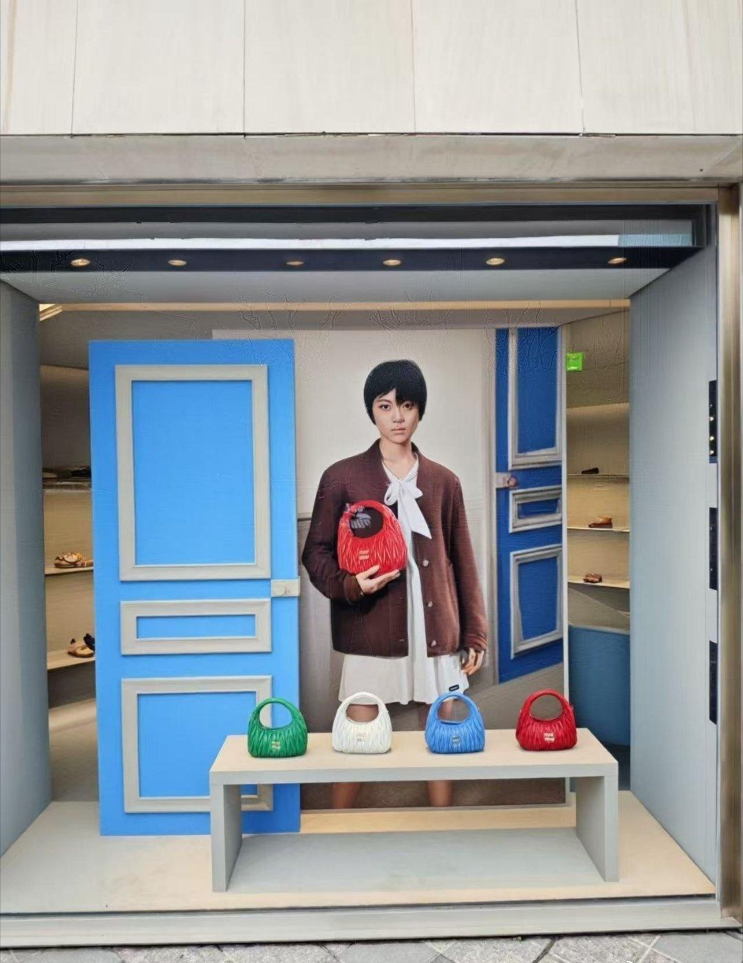 地广打卡位置在南京西路上海商城miumiu旗舰店门口赵今麦miumiu品牌大使 