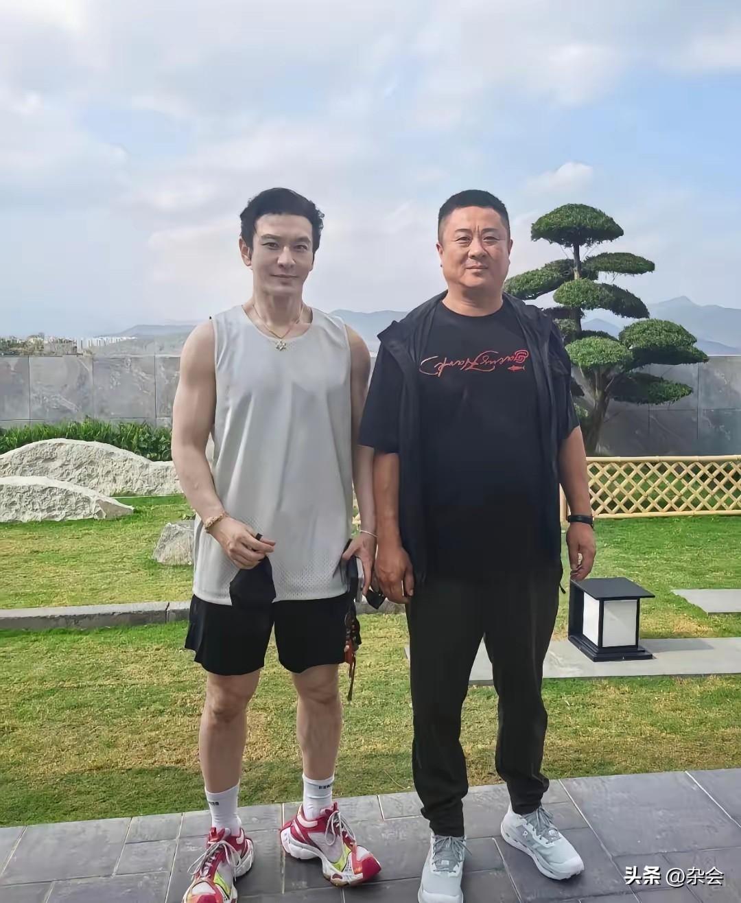 50岁的黄晓明在海南三亚度假酒店被网友偶遇啦！他穿着无袖上衣，那身材简直绝了，壮