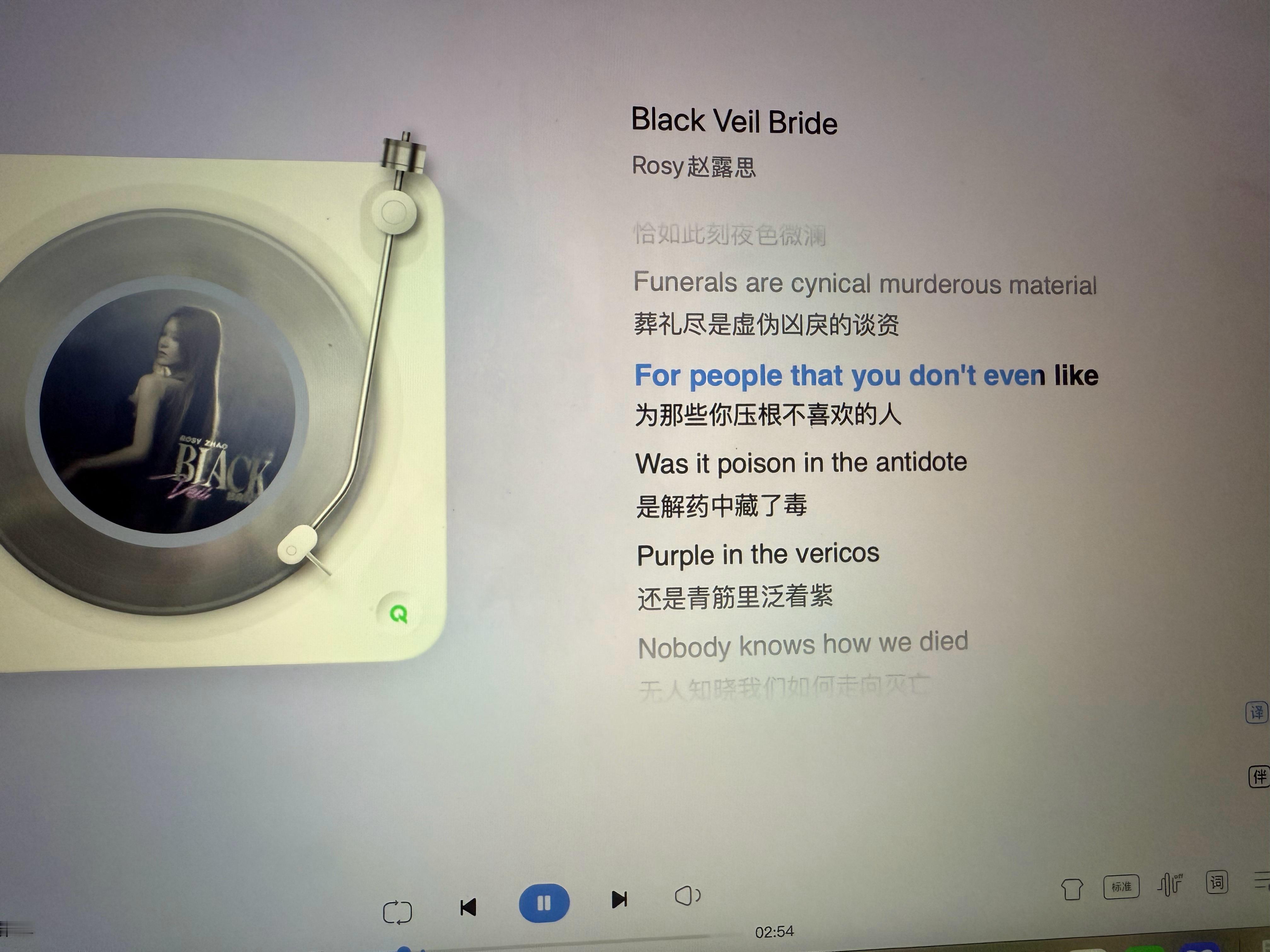 感觉赵露思这首歌曲能火啊，旋律很有记忆点。 ​​​