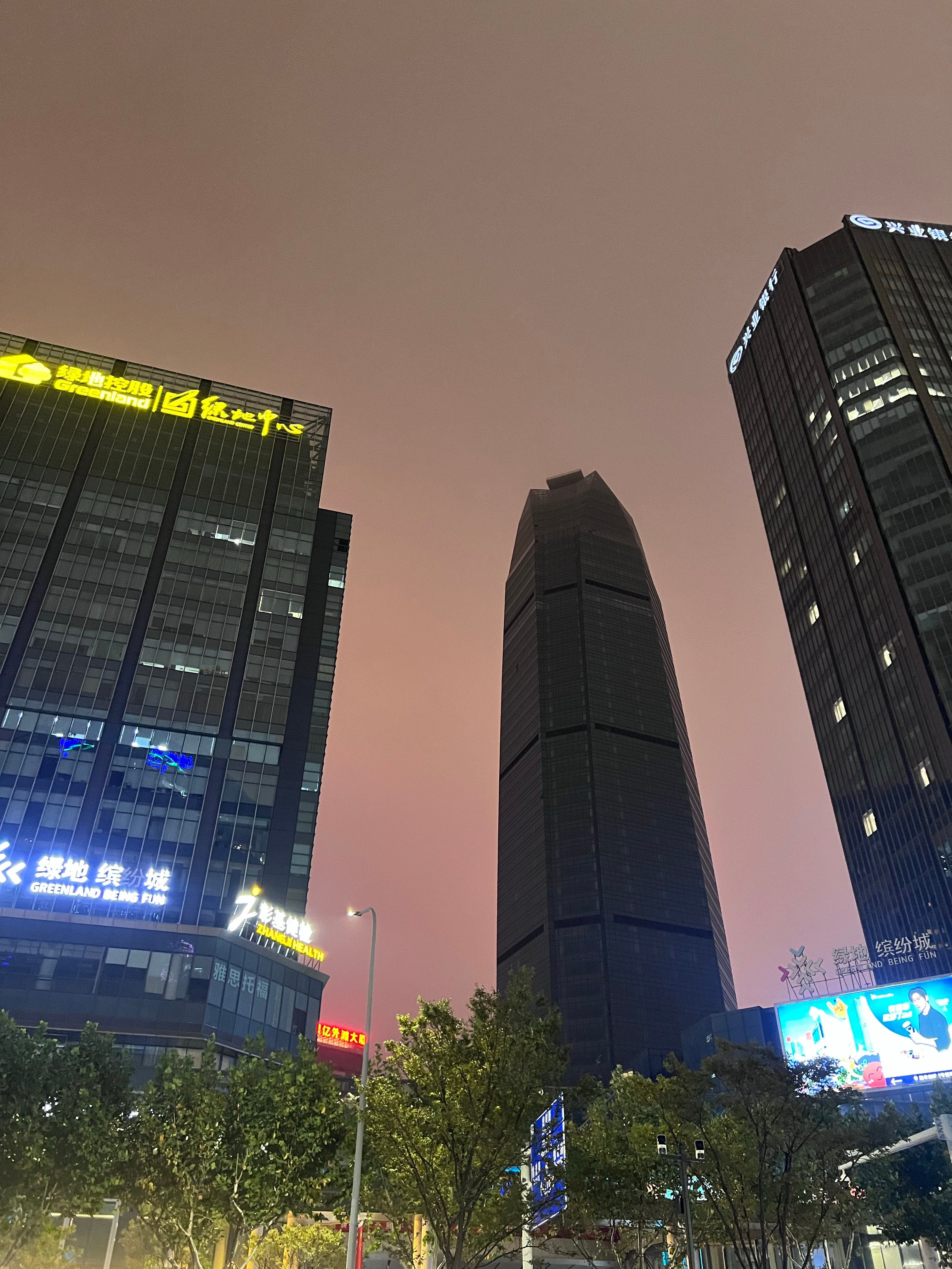 一条plog告别九月在九月的尾声，与旧时光重逢。我要隔着人海对你们说：     