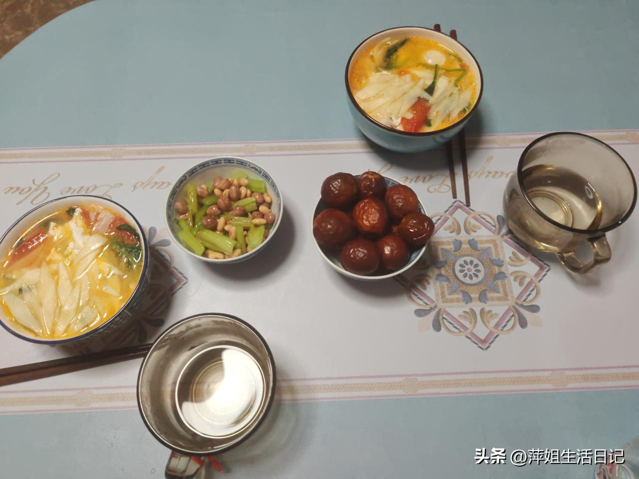 我和老公的早餐分享～
[微风]菠菜西红柿面叶
（老公两个茶鸡蛋，我一个荷包蛋）
