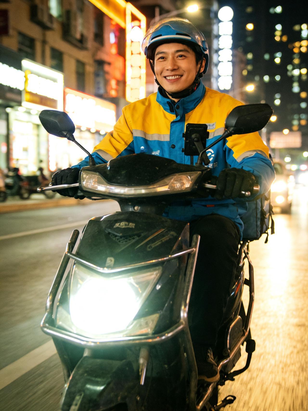 2月10日，上海。有外卖小哥还差一分钟送餐要超时，于是在楼下提前点了已送到。男子