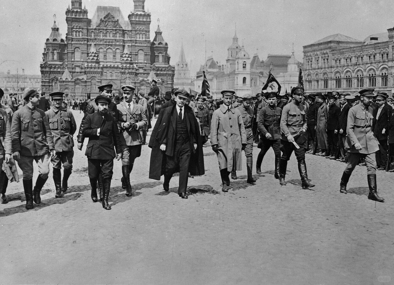 1919 年 5 月 25 日，弗拉基米尔·列宁和他的主要支持者在莫斯...