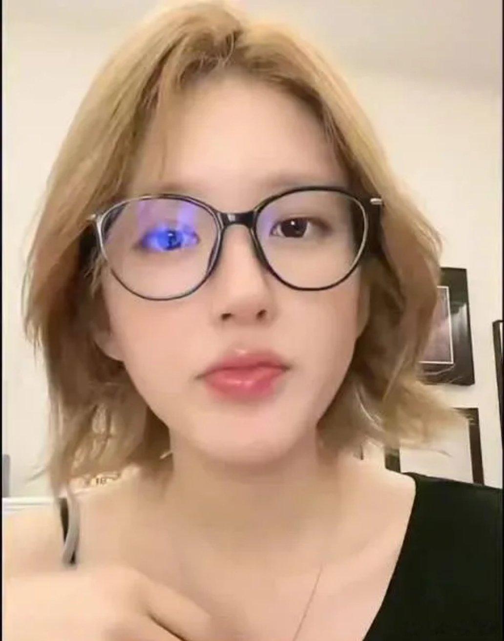 赵露思硬刚资本的底气来自哪里？过去不知道，现在总算明白了。她背后，没有更大的娱乐
