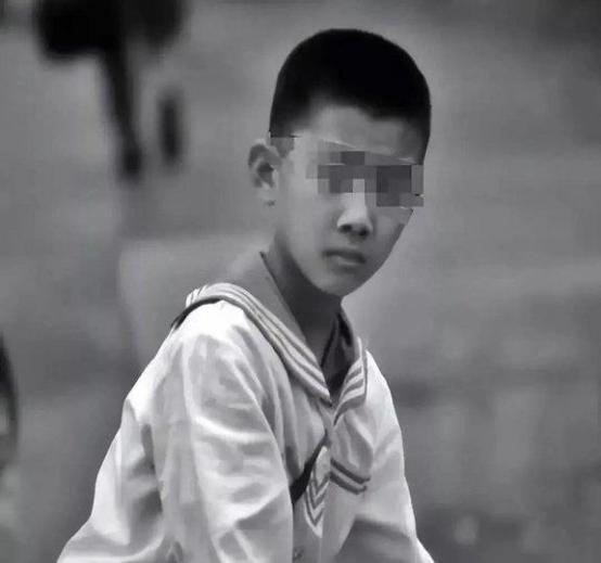 [微风]1999年，黑龙江19岁护士收养10岁男孩，将他视作亲弟，12年来始终没