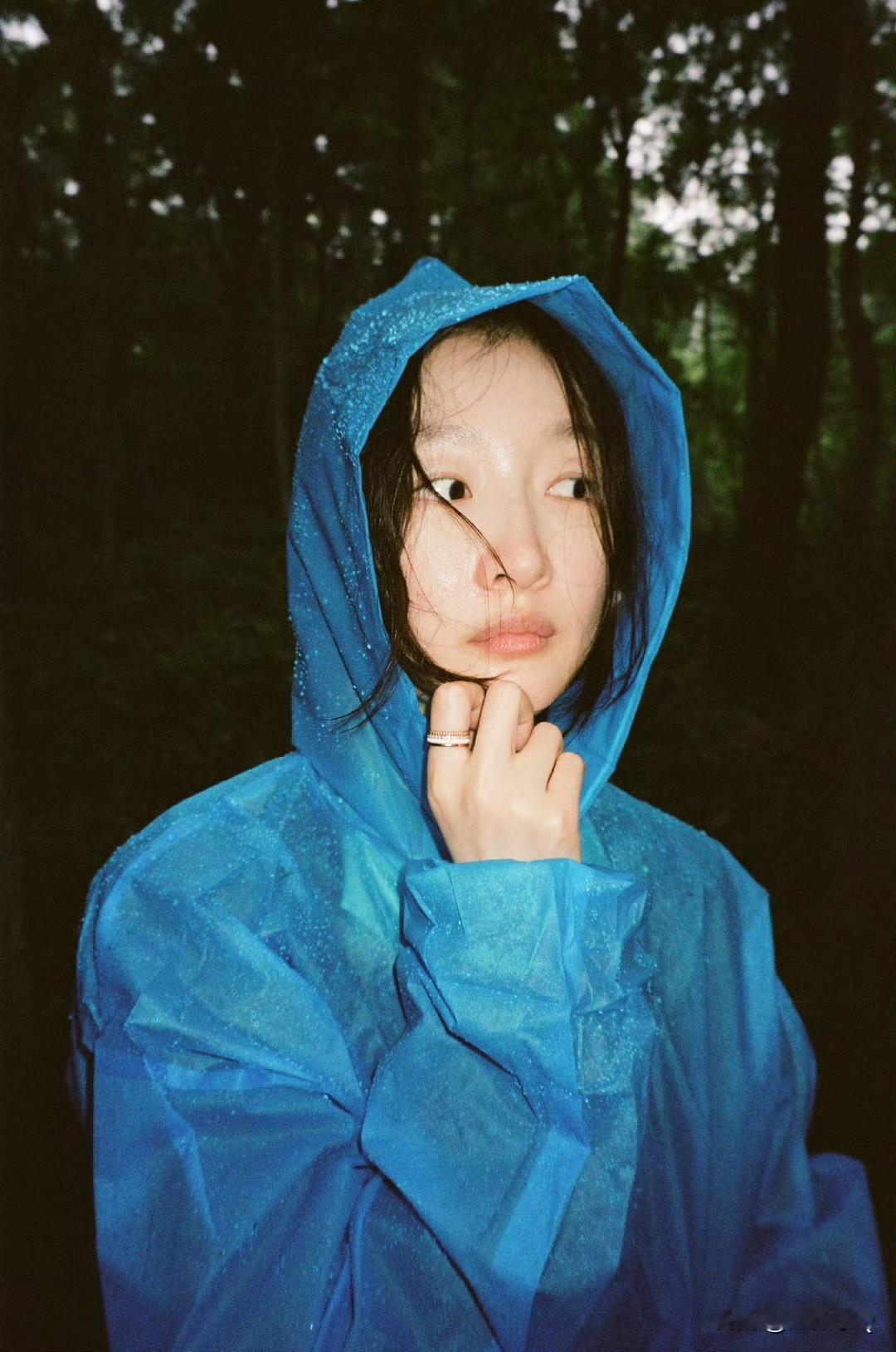 周冬雨的皮肤真好，不上妆素颜反而更加自然漂亮，有一种邻家女孩的感觉。
