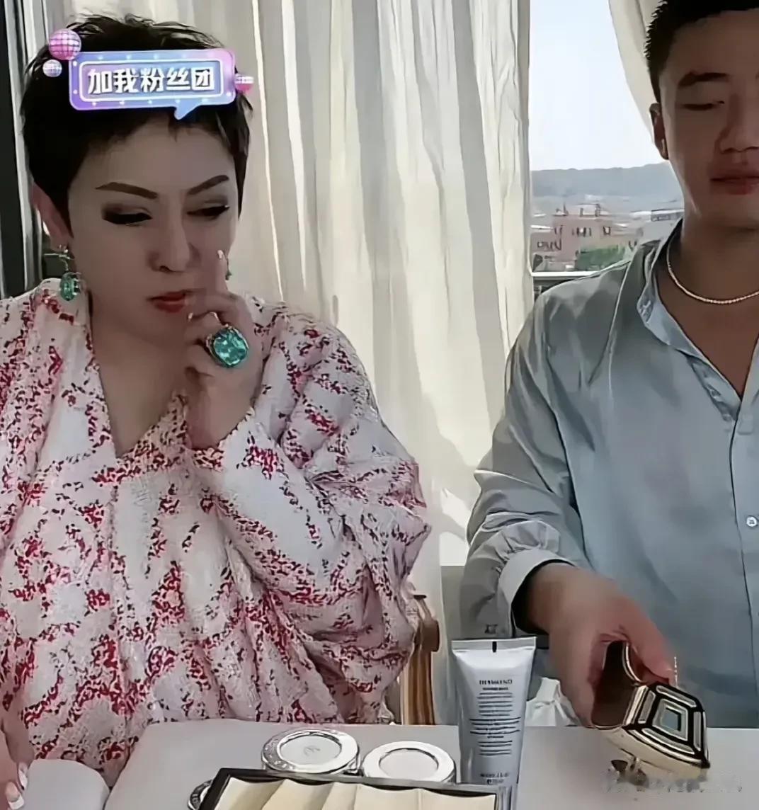 向太直播间直播，我的关注点并不在她卖什么货，反而被她上戴的超大颗珠宝深深吸引了。