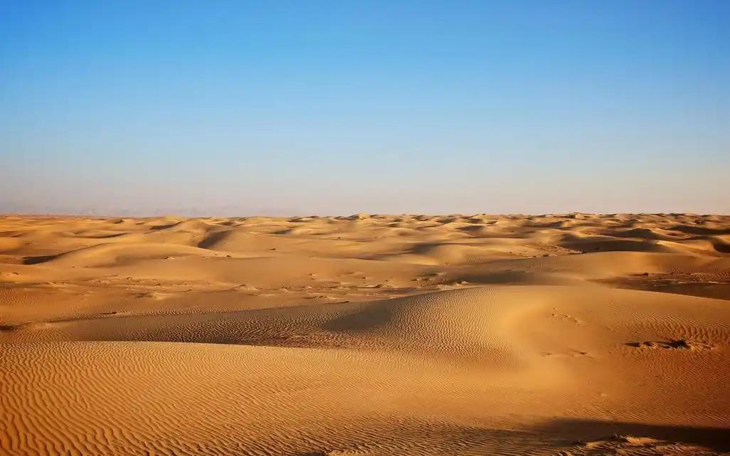 地球上最不起眼、看着最不值钱的东西是什么？沙子。海边、河滩、工地路边，抬脚随便一