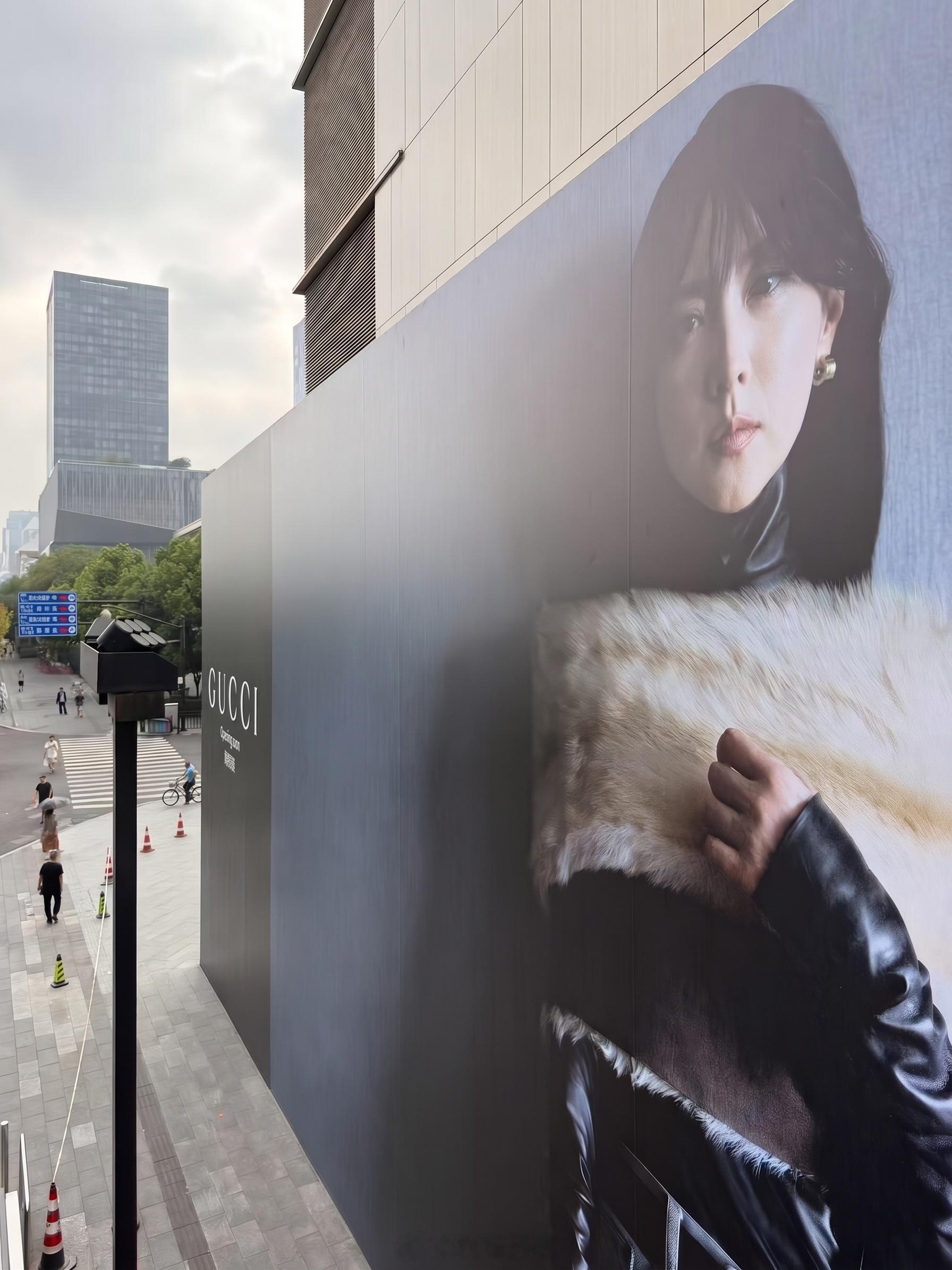 杭州大厦GUCCI双层外立面改造围挡已呈现。一、二楼装修期间，营业区域暂迁至三楼