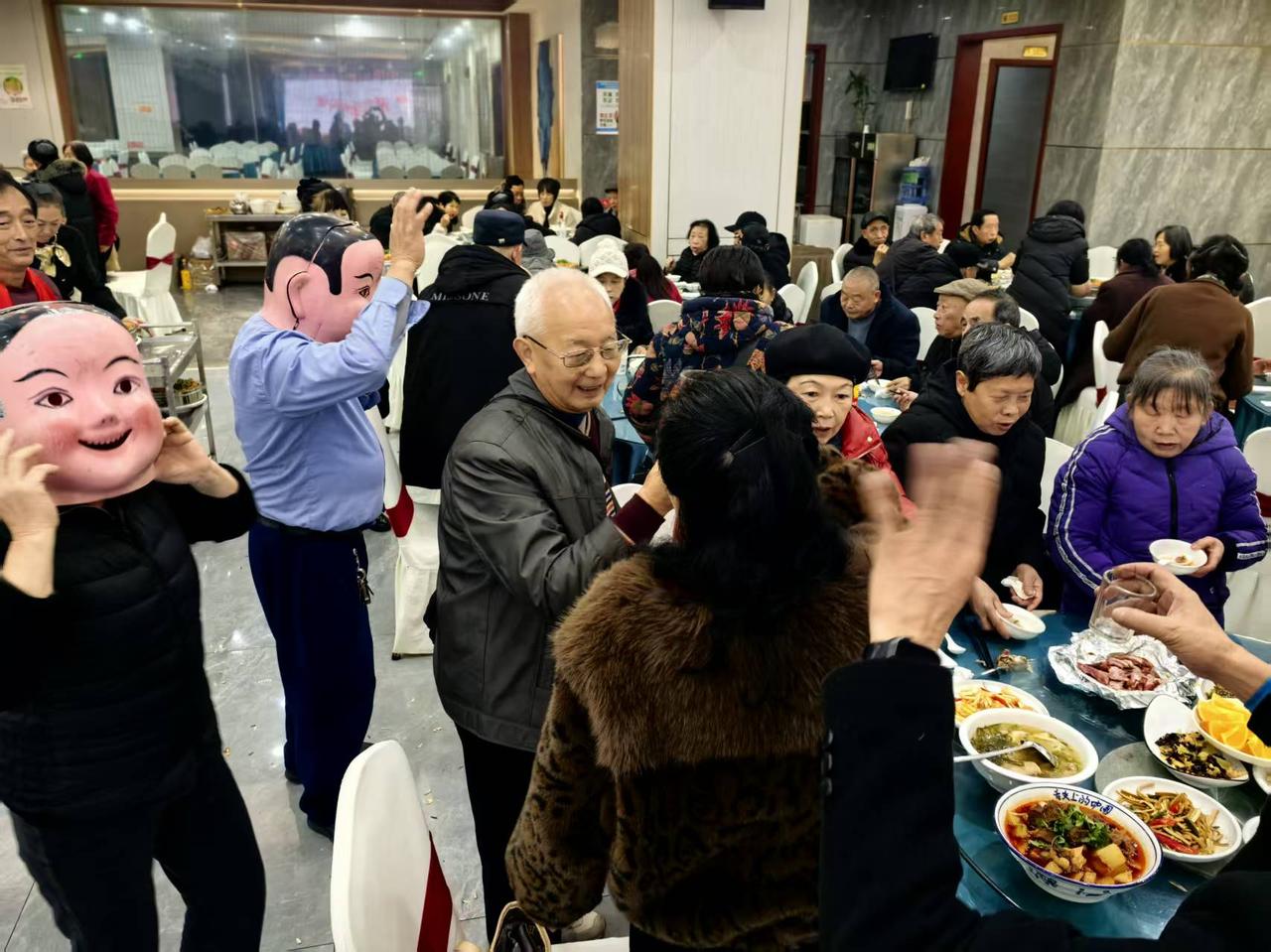 没有知青请吃饭的知青     可能也没有请知青吃过饭

昨天有知青请我吃饭，是在