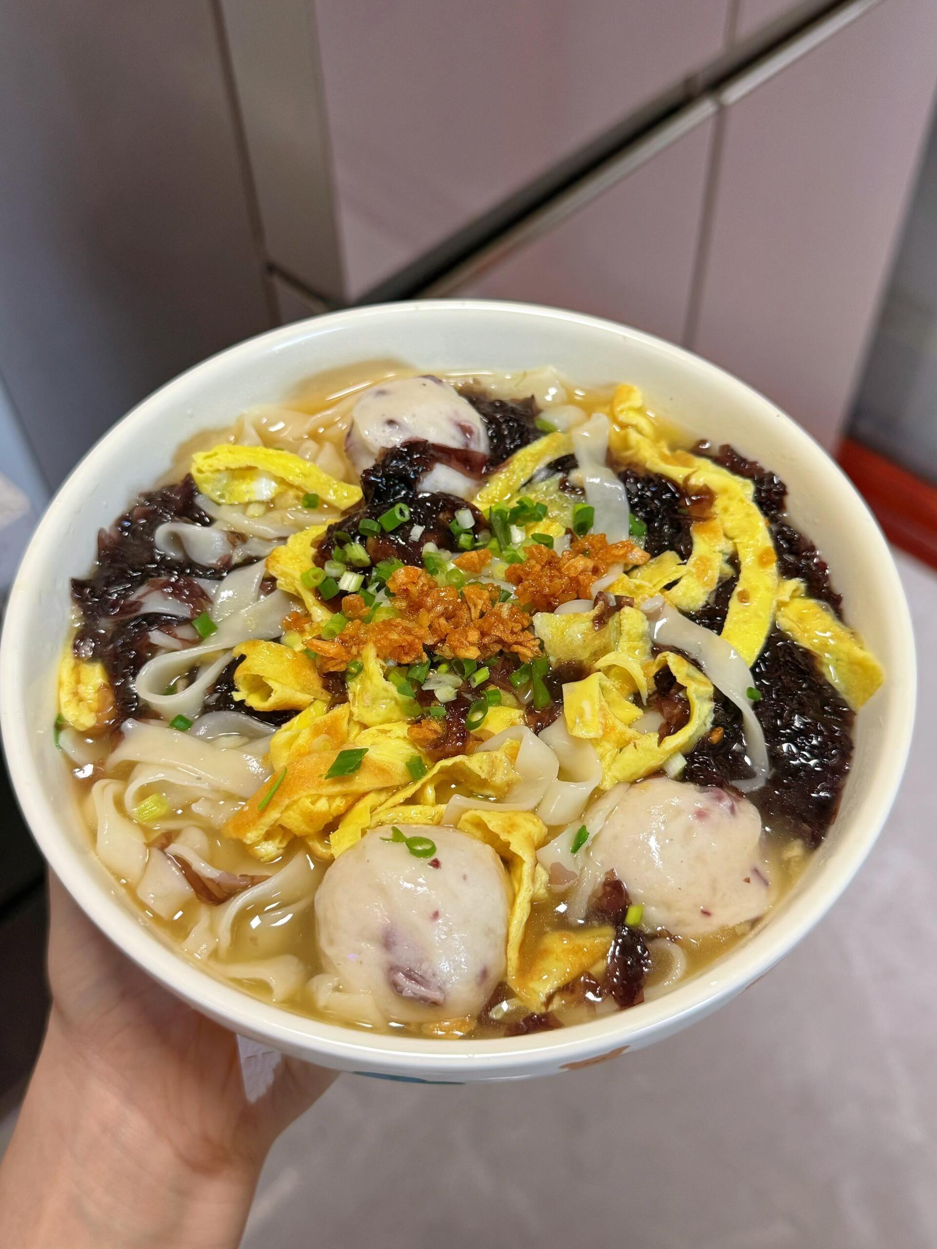 山药汤面，真的好好吃。紫菜，墨鱼丸，鸡蛋，手工山药面条，都是很家常的食...