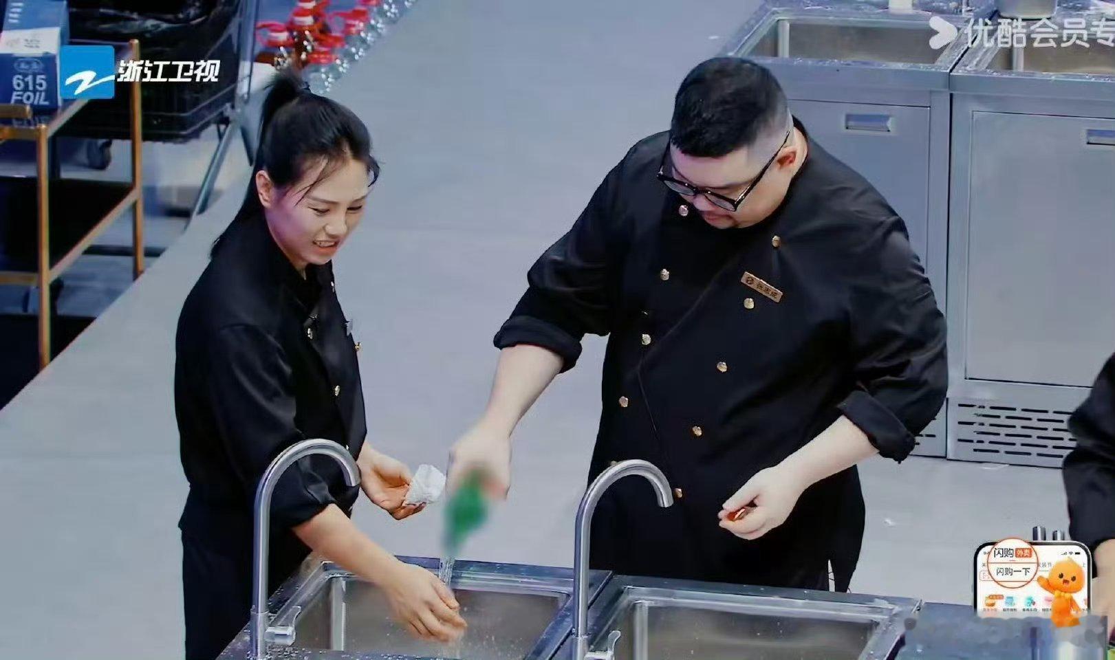 女厨师为了赢得比赛能有多拼炙热游戏百厨大战  甜咸全能王带队，女厨赛场撑起半边天