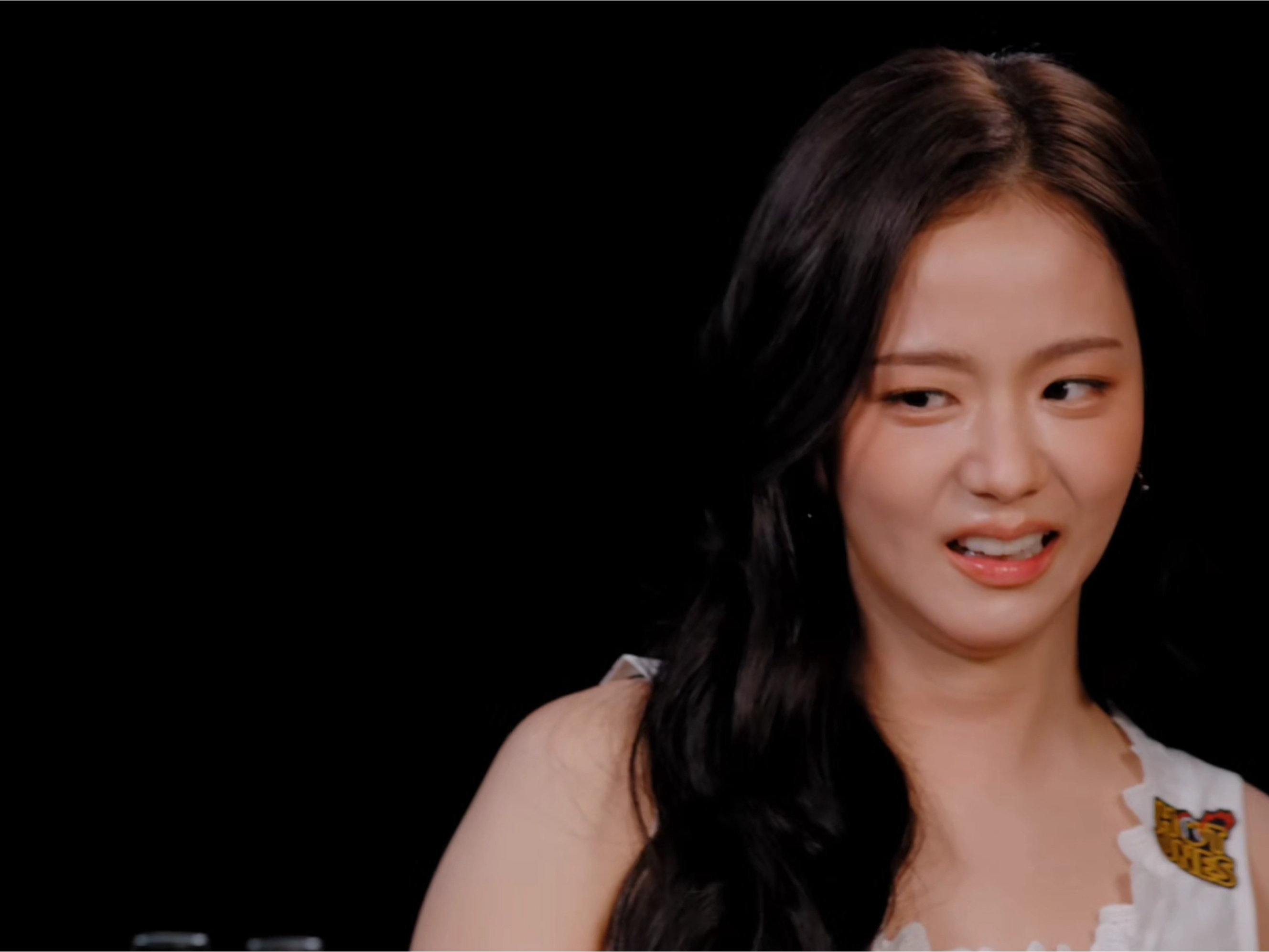 BLACKPINK 4个人魔鬼辣翅挑战，吃到最辣那一个鸡翅时的反应🌶️🥵🔥