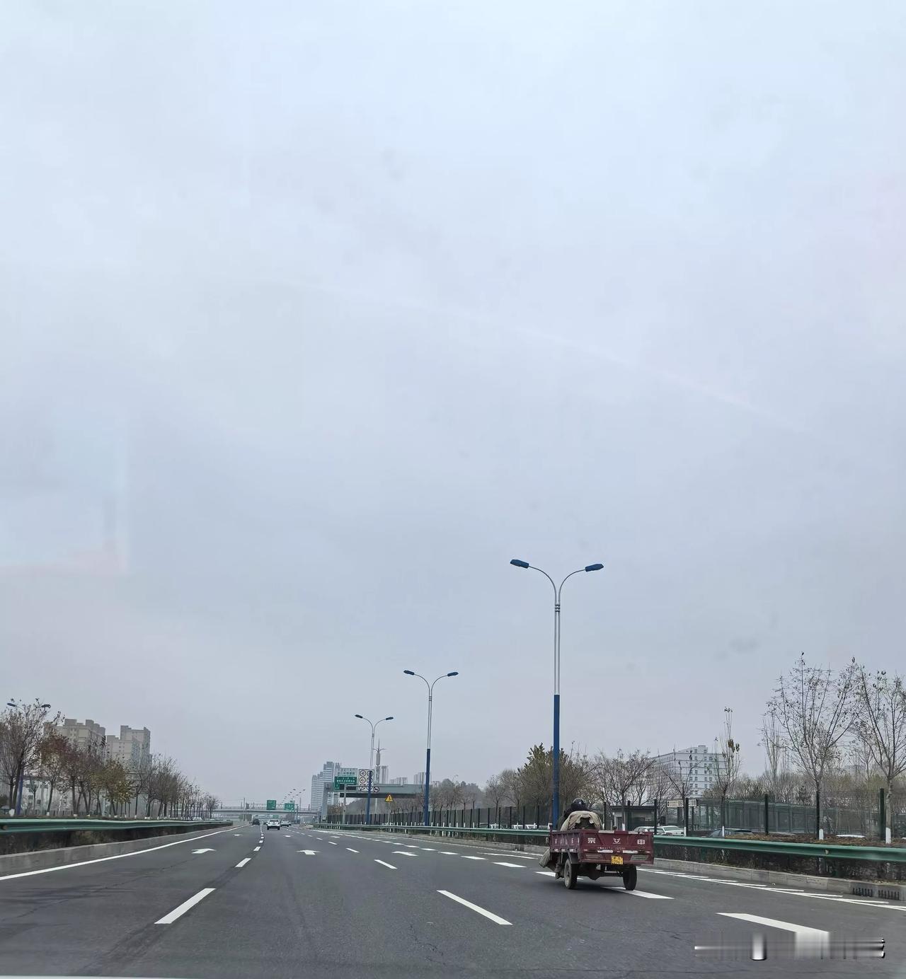 二环快速路上偶尔遇到这些电三轮车，驾驶员大部分是老年人，这些人缺乏道路交通安全意