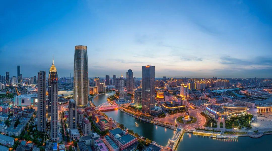同样一条海河，在天津市区是城市名片，到了滨海新区，却成了阻碍发展的一道天堑。
 