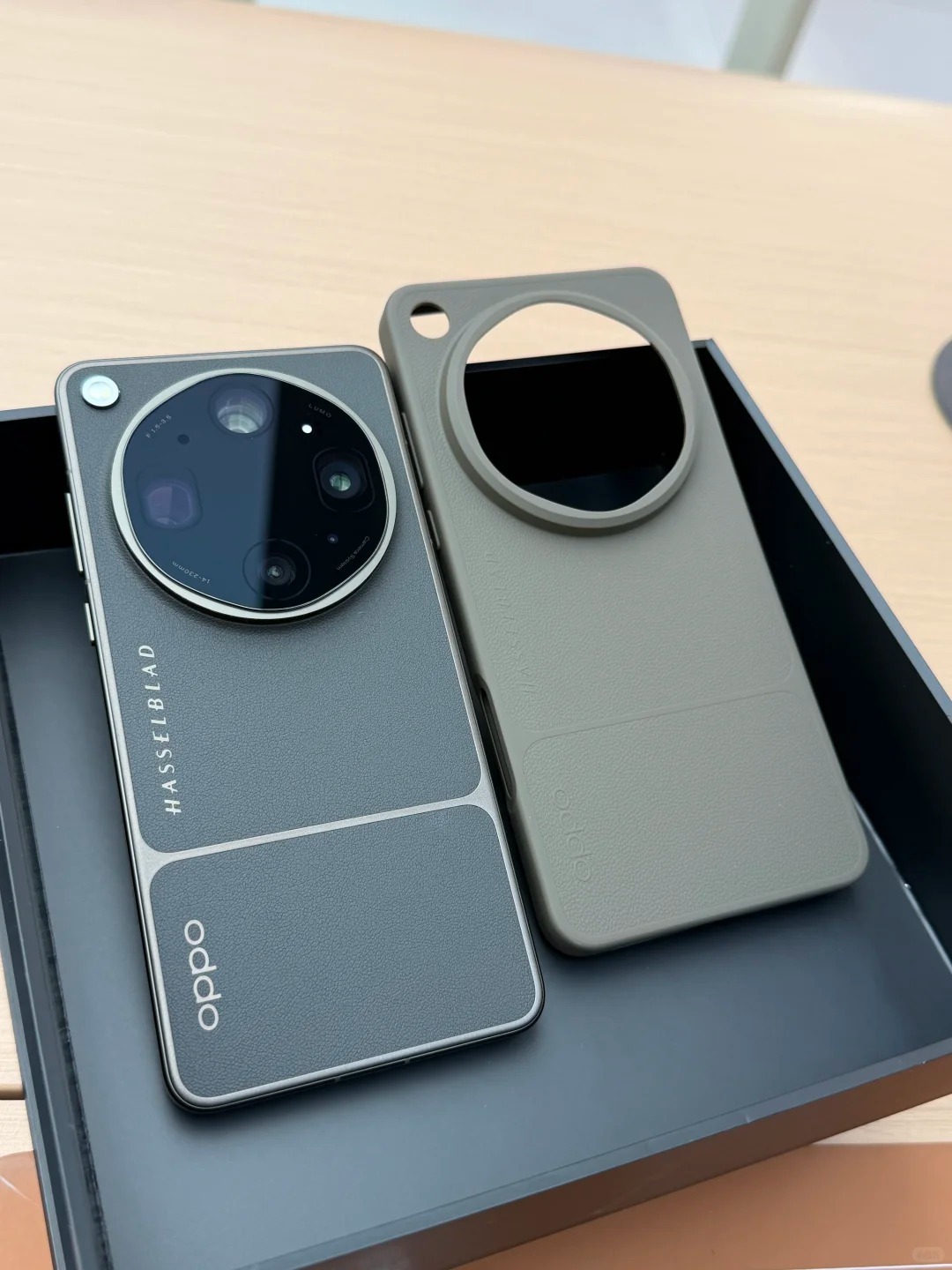 我现在才看清楚原来OPPO Find X9 Ultra大地苔原的自带壳是有纹路的