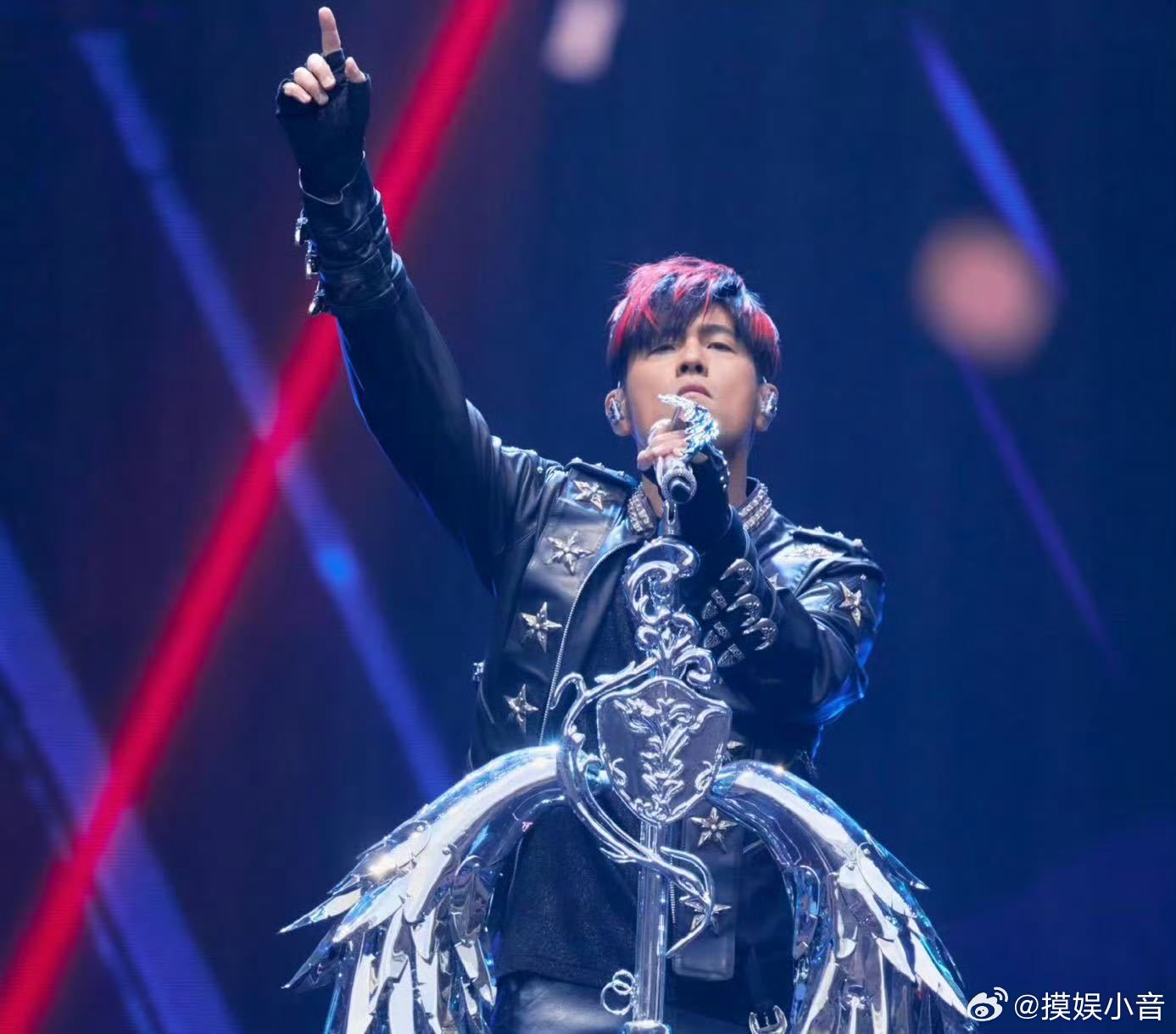 周杰伦演唱会周边遭哄抢警方介入周杰伦嘉年华鸟巢场次临近散场天降大雨，无雨具歌迷扎