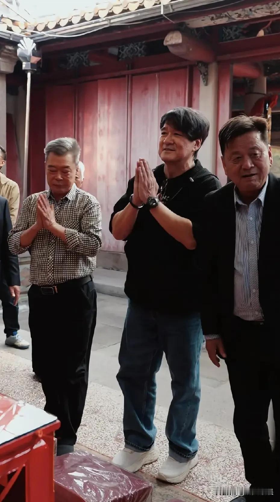 看来找老婆还是不要找欧美的
周华健看起来还挺年轻，但是老婆已经很出老了，看上去比