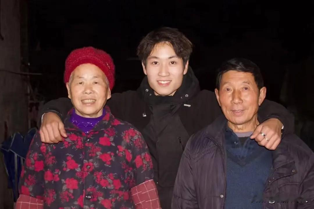 “小时候可能很想逃离大山，但越长大越觉得在山里待着很舒服。”很难相信这句话是出自