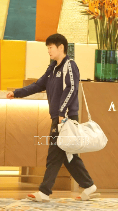 4.2日，莎莎出发去训练了，穿了很舒服的拖鞋，
莎莎的小袜子永远都是可可爱爱的，