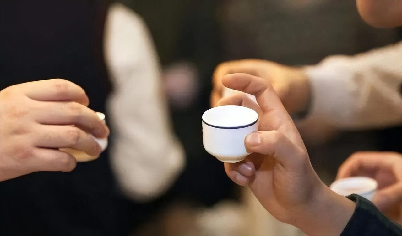 杭州酒局，女员工遭灌酒致伤，职场潜规则需反思。
杭州酒局事件中，女员工被逼喝酒并