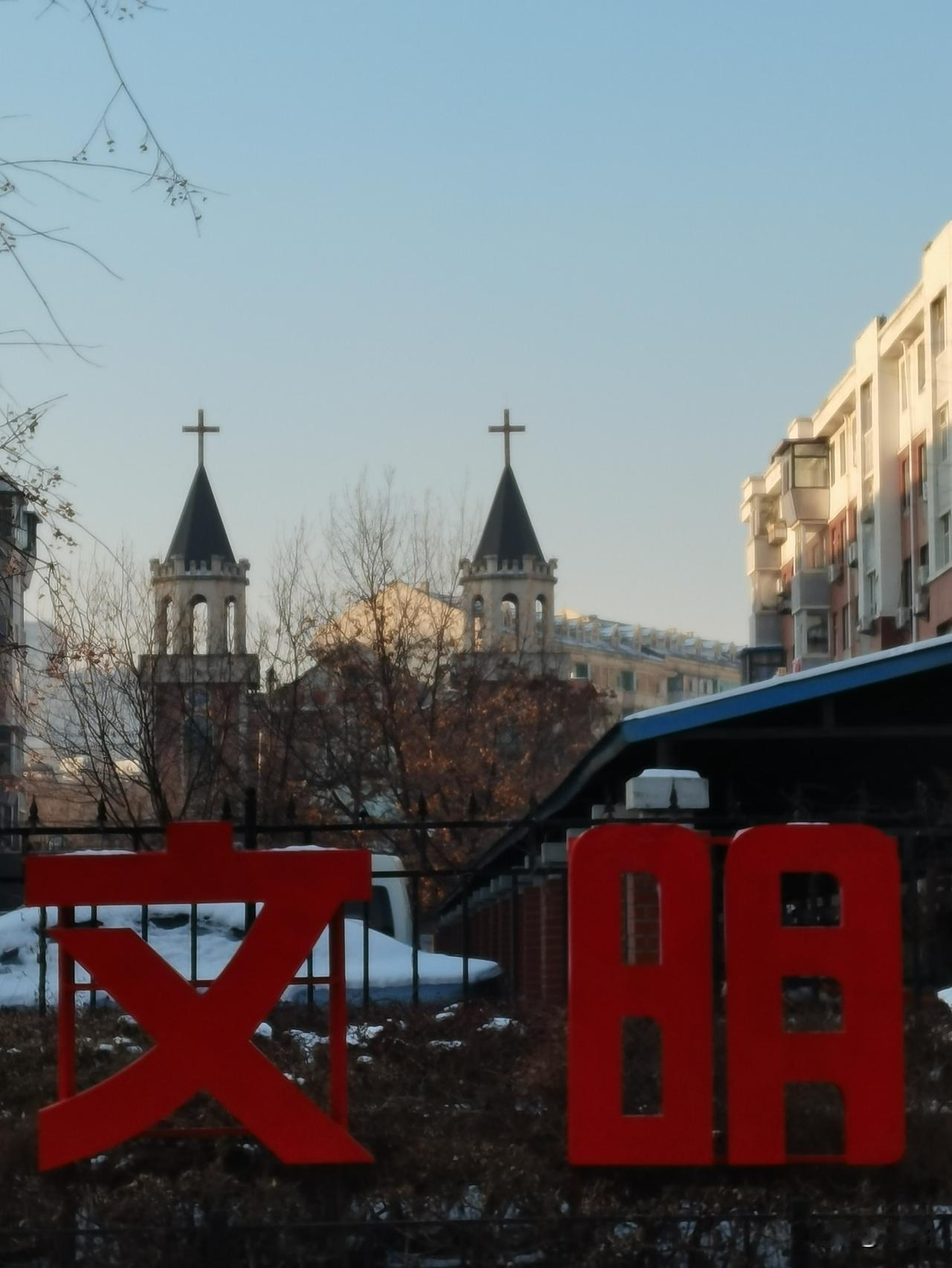 在冬日最寒冷也最清澈的日子里，我们创造了一个微笑。这个雪人不会改变世界，但它改变