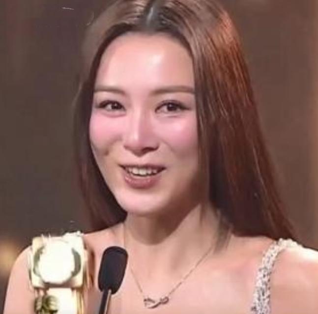 2026年1月4日晚，在TVB《万千星辉颁奖典礼2025》中，34岁的王敏奕凭借