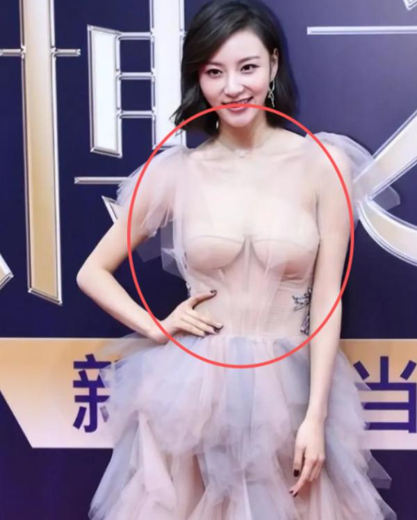刷手机的时候总能发现一个有意思的反差。现实生活里，女性都很注意保护自己的身体隐私