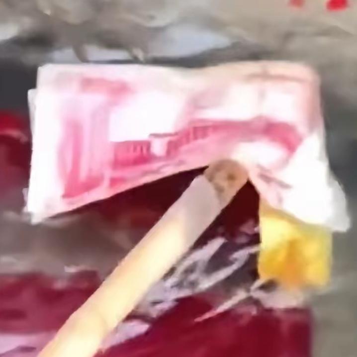 饭后散步竟然能从臭水沟里“钓”出800块现金？这事儿就发生在广东肖女士身上，听起